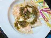 Una foto de salsa para pasta rellena albahaca