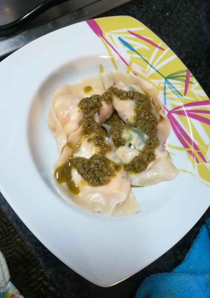 Una foto de Raviolis de salmón ahumado, rúcula, requesón, nueces y scamorza