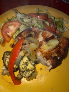 Una foto de Lomo de cerdo con ensalada y vegetales al horno!!👌