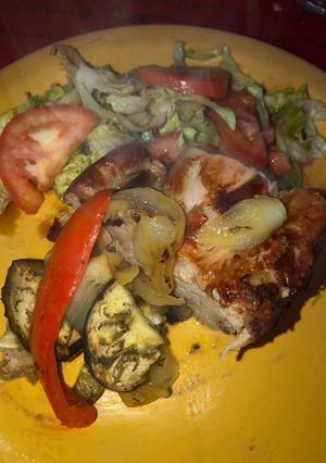 Una foto de Lomo de cerdo con ensalada y vegetales al horno!!👌