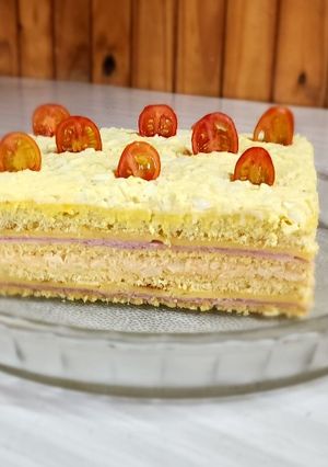 Una foto de Torre de pionono: jamón, queso, palmitos, huevo duro. Con pionono casero ❤️