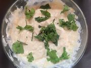 Una foto de salsa de yogur