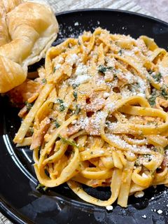 Una foto de Fettuccini con tocino en crema de chipotle
