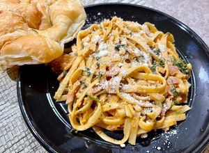 Una foto de Fettuccini con tocino en crema de chipotle