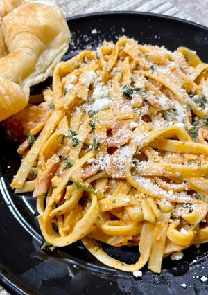 Una foto de Fettuccini con tocino en crema de chipotle
