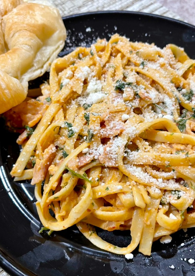 Una foto de Fettuccini con tocino en crema de chipotle