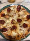 Pizza gourmet cipolla di Tropea tonnetto sott’olio pomodorini confit mozzarella di bufala in casa
