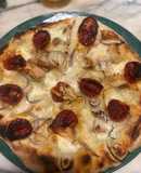 Pizza gourmet cipolla di Tropea tonnetto sott’olio pomodorini confit mozzarella di bufala in casa
