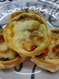 Canastitas de caballa, cebollas, pimiento y queso