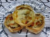 Canastitas de caballa, cebollas, pimiento y queso