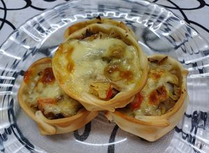 Una foto de Canastitas de caballa, cebollas, pimiento y queso