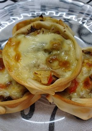 Una foto de Canastitas de caballa, cebollas, pimiento y queso