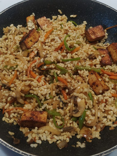 Una foto de Arroz integral con verduras, tofu y soja