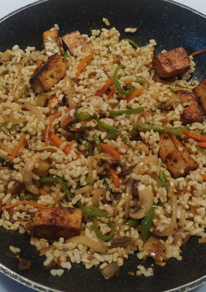 Una foto de Arroz integral con verduras, tofu y soja