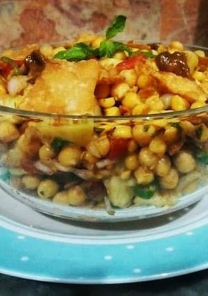 A picture of Papri Chana Chaat😋💛.