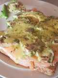 Lachs-Avocado-Toast mit Honig-Senf-Soße