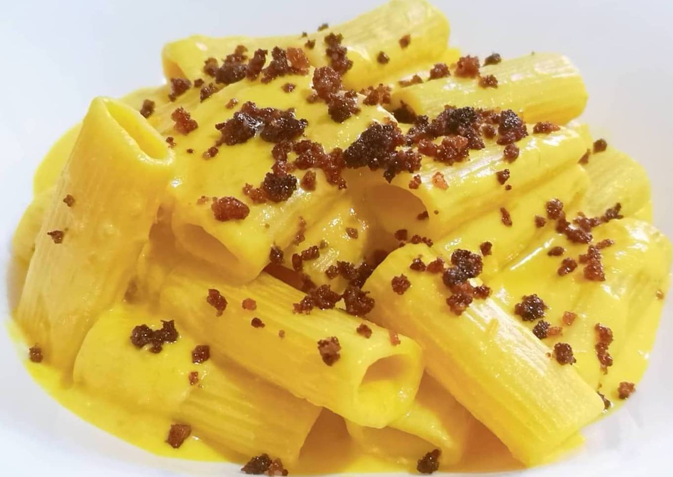 Regatoni with pesto sauce in mint jelly