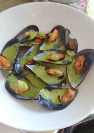 Una foto de Mejillones con salsa de rúcula y piñones