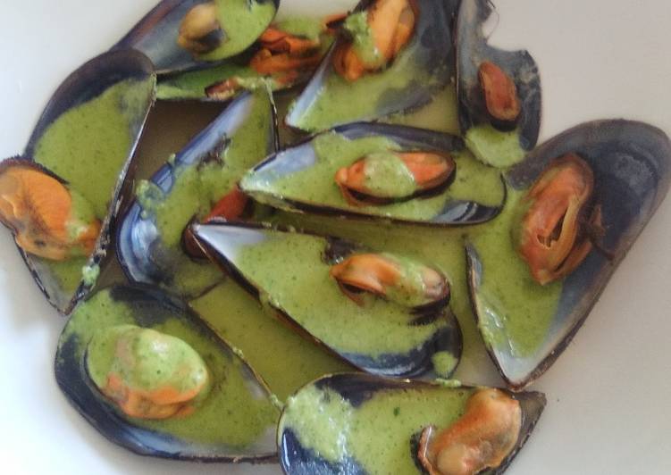 How to Make Award-winning Mejillones con salsa de rúcula y piñones