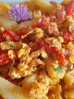 Una foto de Revuelto de papas y morrones, con huevo