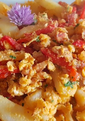 Una foto de Revuelto de papas y morrones, con huevo