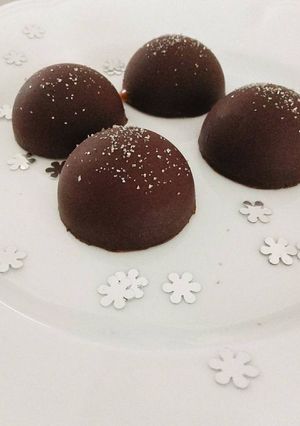 Une photo de Dômes en chocolat caramel beurre salé