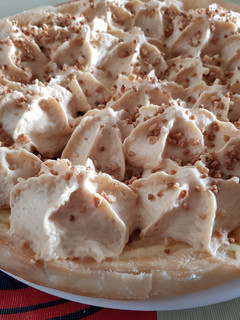 Una foto de Hojaldre relleno de crema y espuma de turrón sin gluten