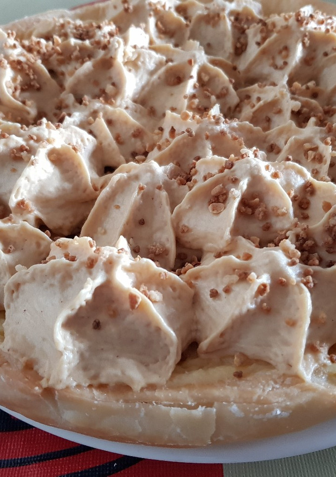 Una foto de Hojaldre relleno de crema y espuma de turrón sin gluten