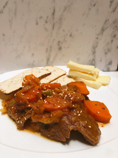 Una foto de Almuerzo muy fácil : carne en bistec con zanahoria y galletas horneadas 😌