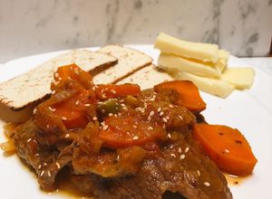 Una foto de Almuerzo muy fácil : carne en bistec con zanahoria y galletas horneadas 😌