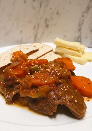 Una foto de Almuerzo muy fácil : carne en bistec con zanahoria y galletas horneadas 😌