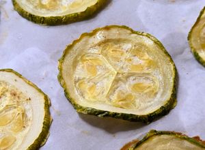 Una foto de Snack saludable de zucchini 🥒Zapallito largo horneado con aceite de oliva virgen extra y especias