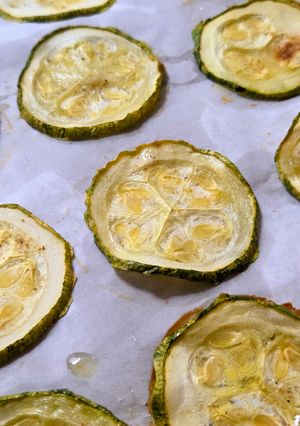 Una foto de Snack saludable de zucchini 🥒Zapallito largo horneado con aceite de oliva virgen extra y especias