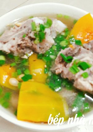 Hình của món Xương hầm bí đỏ.