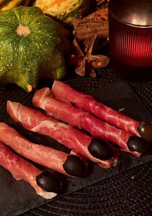 Foto principal de Dedos de bruja (Espárragos con jamón serrano) - Recetas Halloween