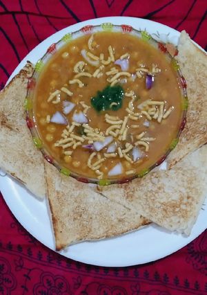 સેવ ઉસળ (Sev Usal Recipe In Gujarati) રેસીપી મુખ્ય ફોટો