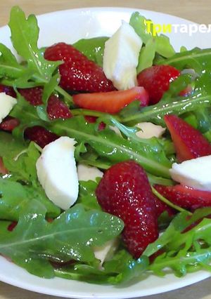 Фото Салат с моцареллой, рукколой и 🍓клубникой.