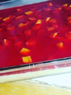 Una foto de Gelatina de fresa y mango con base de galleta