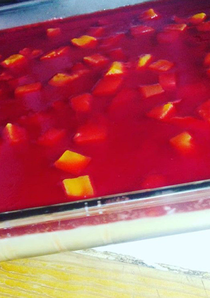 Una foto de Gelatina de fresa y mango con base de galleta