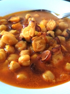 Una foto de Potaje de garbanzos con pulpo