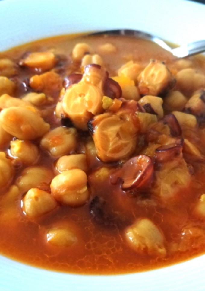 Una foto de Potaje de garbanzos con pulpo