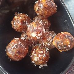 A picture of Khajur ke ladoo.