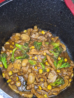 A picture of Soy sauce chicken & Broccoli.