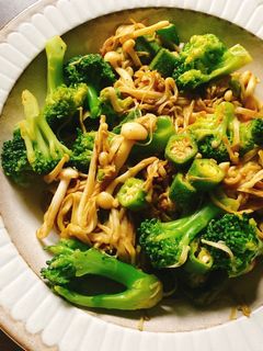 咖哩秋葵金針菇|素食15分鐘上菜 的食譜成品照片