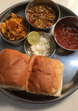 મિસળ પાવ (Misal Pav Recipe In Gujarati) રેસીપી મુખ્ય ફોટો