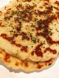 Naan (pan plano) keto, con mantequilla y ajo