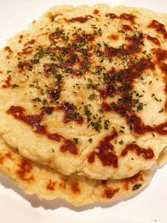 Una foto de Naan (pan plano) keto, con mantequilla y ajo