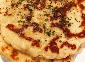 Una foto de Naan (pan plano) keto, con mantequilla y ajo