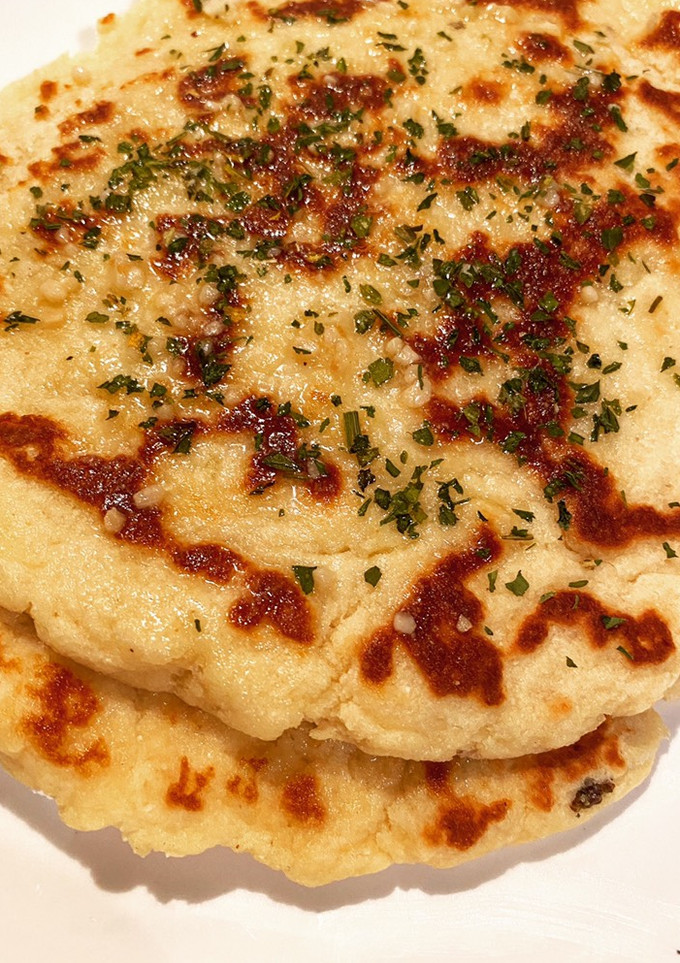 Una foto de Naan (pan plano) keto, con mantequilla y ajo
