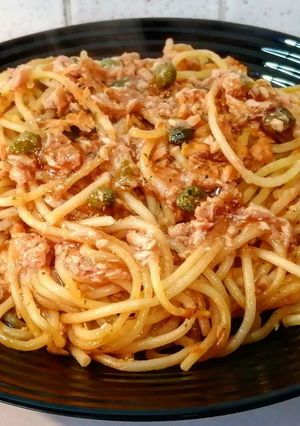 Foto di Spaghetti con tonno e capperi al cartoccio